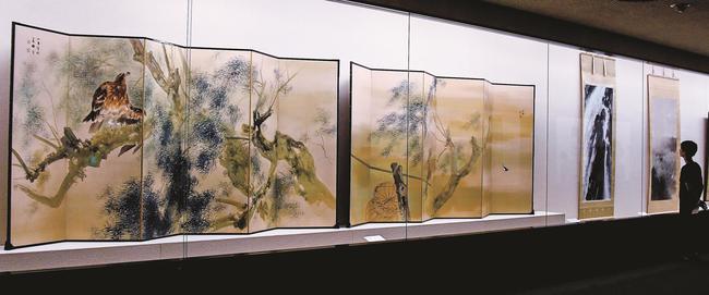 竹内栖鳳の「雨霽」などの作品に見入る来館者＝安来市古川町、足立美術館