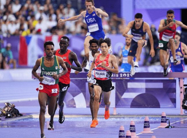 男子３０００メートル障害予選　力走する三浦龍司（手前右端）。２組４着で決勝進出を決めた＝パリ郊外（共同）