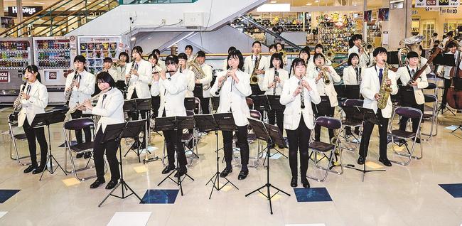 美しい音色を奏でる出雲市立第一中学校吹奏楽部の部員＝出雲市大塚町、ゆめタウン出雲
