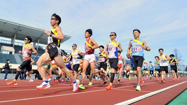 第７９回大会で勢いよくスタートする１区のランナー＝松江市上乃木１０丁目、市営陸上競技場