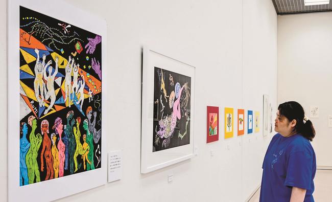 三角美術館絵画教室の生徒らの作品を鑑賞する来館者＝松江市袖師町、島根県立美術館