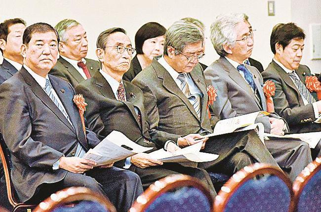 山陰新幹線の実現に向けた決起大会に出席した（左から）石破茂氏、細田博之氏、竹下亘氏ら＝２０１８年２月、松江市内