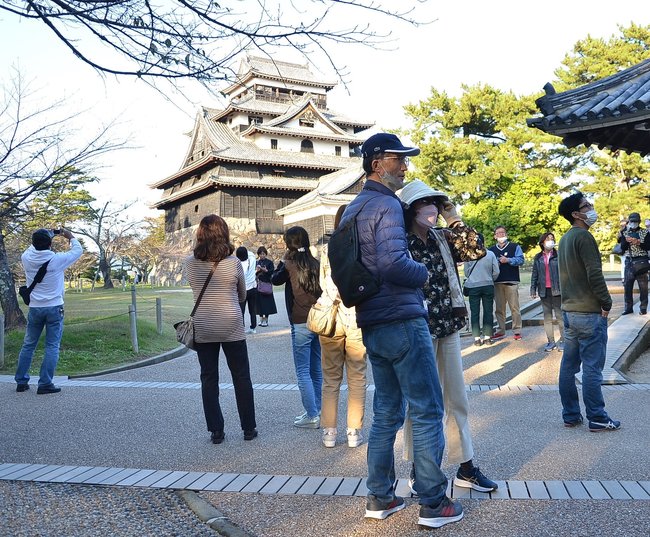 全国旅行支援が始まり、観光客の数が戻り始めた10月27日の松江城山公園=松江市殿町