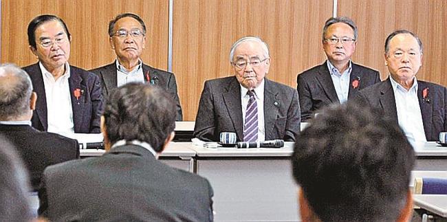 自民党島根県連の常任総務会に臨む細田重雄会長（中央）ら＝松江市殿町、島根県議会棟別館