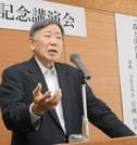 出雲市内で講演する岩國哲人さん＝2016年８月
