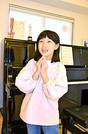 にこやかに歌う明石ももこさん＝松江市浜乃木