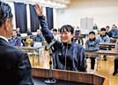 
          
選手宣誓する浜田Ａの釜江由来選手＝益田市遠田町、ジュンテンドー研修センター・ジャストホール
        