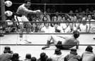 １９７６年６月、「異種格闘技戦」でプロボクシング世界ヘビー級王者ムハマド・アリ（左）と対戦するプロレスラーのアントニオ猪木さん＝日本武道館