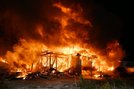 炎を上げる民家＝11日夜、益田市久城町