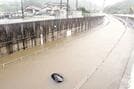 アンダーパスに水没した自動車＝９日午後３時４５分、出雲市斐川町直江