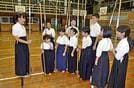 稽古の合間にくつろぐ橋垣苺佳さん（左）ら斐川なぎなたスポーツ少年団員たち＝出雲市斐川町神庭、荘原小学校体育館
