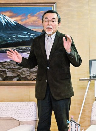 市文化奨励賞を受賞し、代表してあいさつする長谷川泰二さん＝米子市加茂町１丁目、市役所