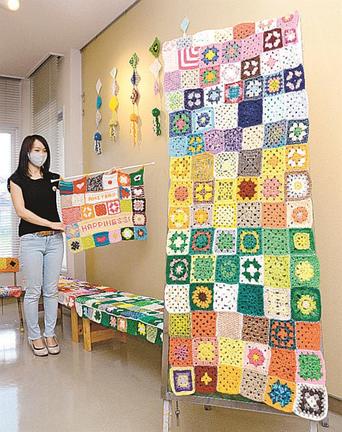 カラフルな作品を紹介する滋野紗世子さん〓(?)雲南市三刀屋町三刀屋、三刀屋郵便局