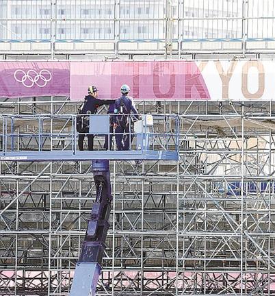 仮設スタンドの装飾作業が進む東京五輪の競技会場「有明アーバンスポーツパーク」＝２１日午後、東京都江東区