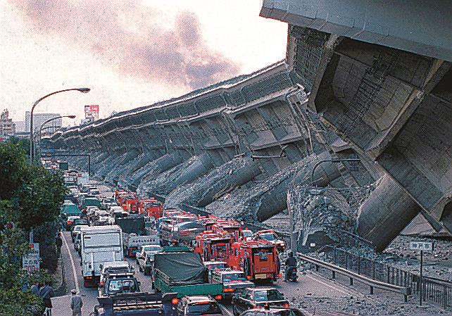 阪神大震災で倒れた阪神高速道路神戸線＝１９９５年１月、神戸市
