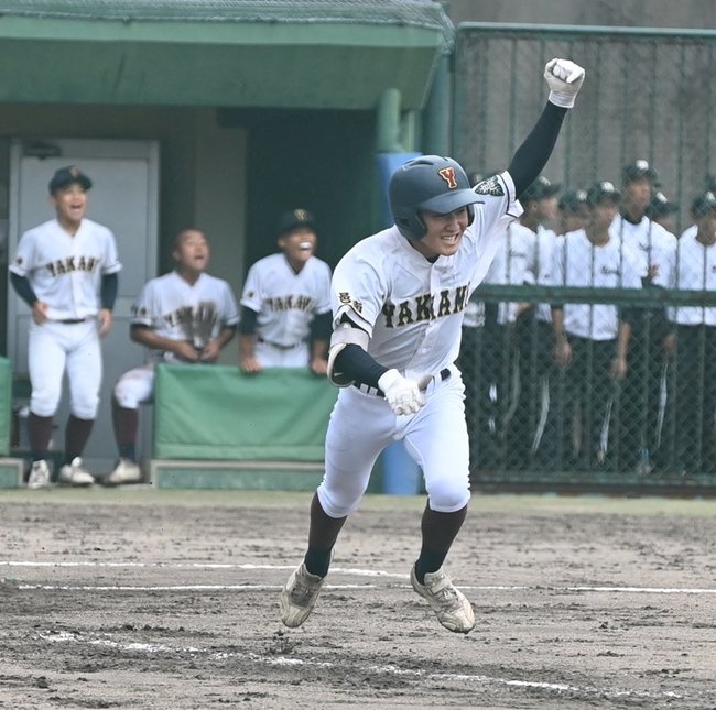 【準決勝・大社－矢上】９回表矢上１死三塁、柳井良亮が勝ち越しの右前適時打を放ち３－２とする‖松江市営野球場