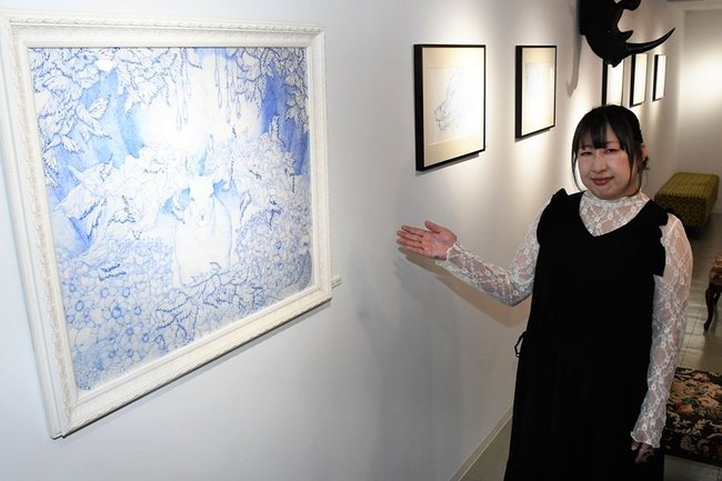 開設したギャラリーで、自作を紹介する青已はなねさん=米子市角盤町4丁目、AOHAO gallery