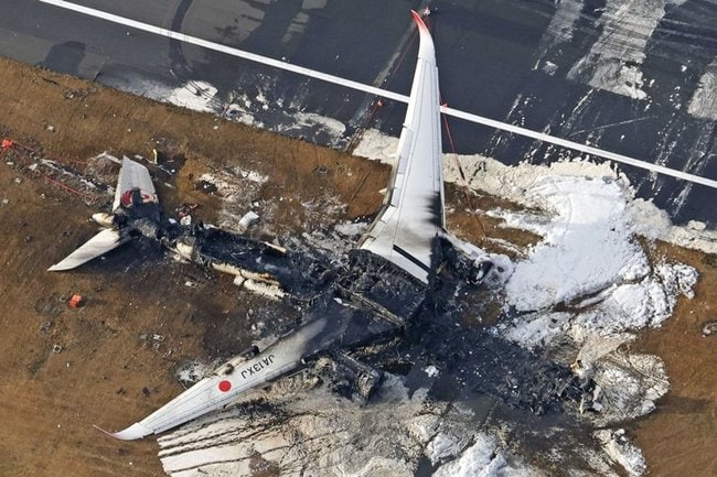焼け焦げた日航機＝３日午前８時１０分、羽田空港（共同通信社ヘリから）