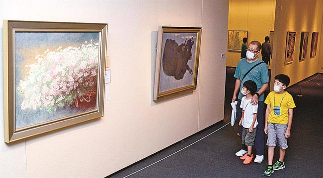 現代日本画の秀作を鑑賞する来館者＝安来市古川町、足立美術館