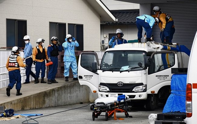 救助に当たる益田広域消防の救助隊員ら=30日午後4時35分、益田市須子町