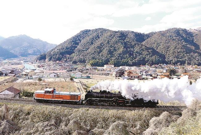 ディーゼル機関車（左）を連結して新山口駅を目指すデゴイチ＝島根県津和野町中座