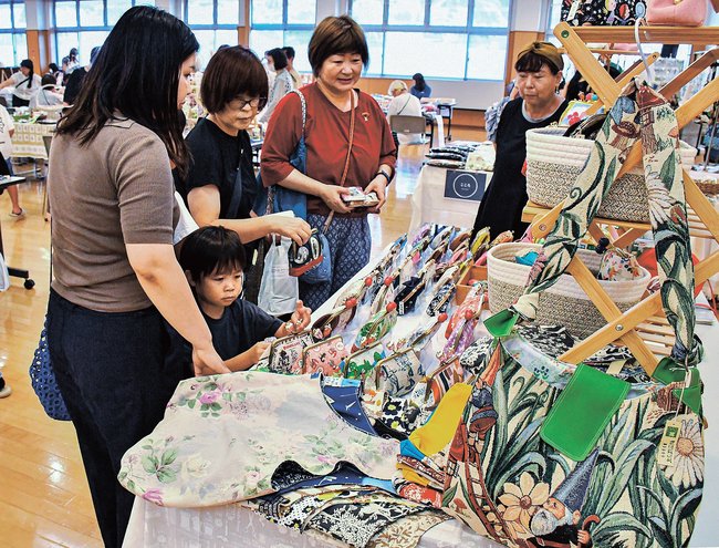 お気に入りの手作り作品を買い求める来場者＝雲南市三刀屋町三刀屋、三刀屋交流センター