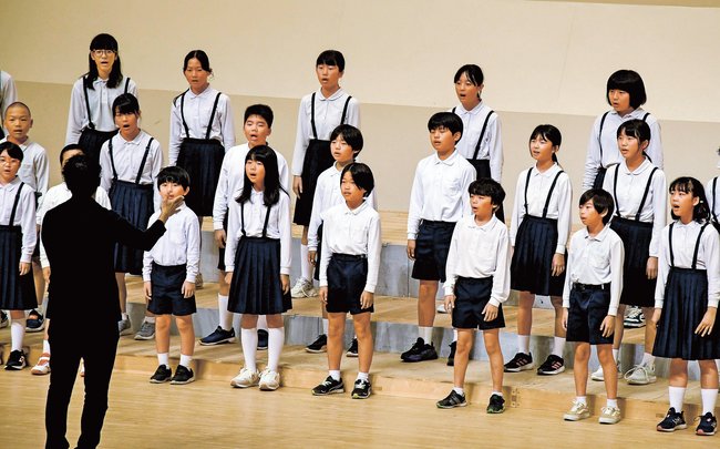 息の合った合唱を披露する子どもたち＝大田市大田町、市民会館