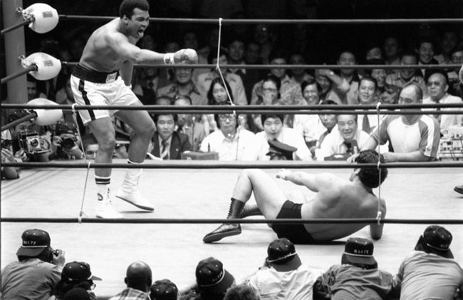 １９７６年６月、「異種格闘技戦」でプロボクシング世界ヘビー級王者ムハマド・アリ（左）と対戦するプロレスラーのアントニオ猪木さん＝日本武道館