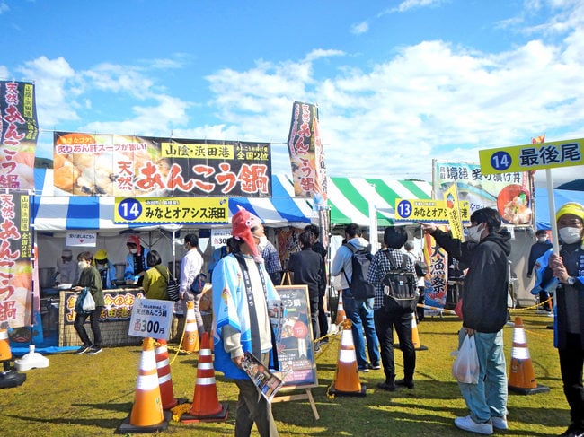 隣同士で出店した浜田市と境港市のブース＝愛媛県八幡浜市、道の駅八幡浜みなっと（提供）