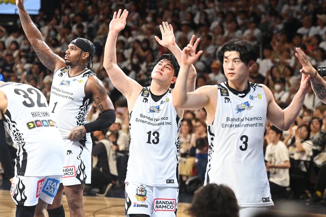 チャンピオンシップ準々決勝で敗退し、悔しさをにじませる島根の選手たち＝１０日、沖縄県沖縄市