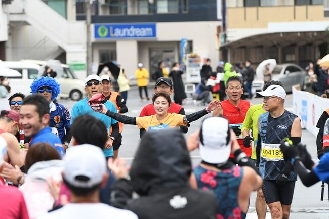 手を広げてゴールする井上咲楽さん（中央）