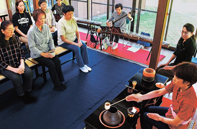 茶会での流れを確認する会員＝浜田市殿町、浜田城資料館