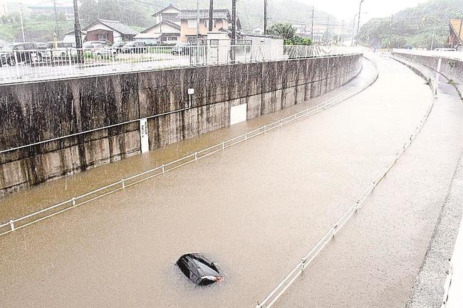 アンダーパスに水没した自動車＝９日午後３時４５分、出雲市斐川町直江