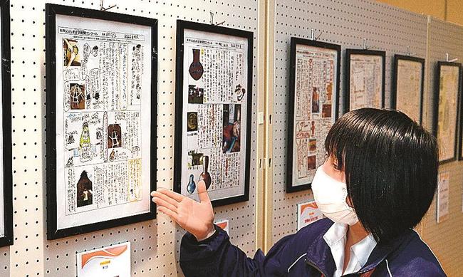 第２回キッズ考古学新聞コンクールの作品を紹介する出雲弥生の森博物館の職員＝出雲市大津町、弥生の森博物館