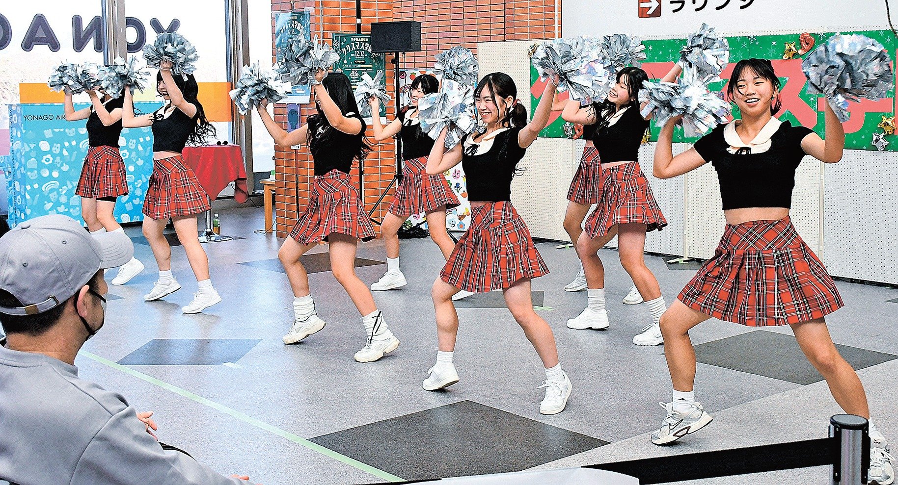 米子空港で学園祭、チアで盛り上げ 高校生が活動発表 | 山陰中央新報