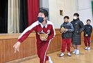 大谷翔平選手から贈られたグラブをはめてキャッチボールする吉田小の児童＝益田市中吉田町