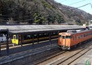 展望デッキから見下ろすＪＲ山口線の列車＝島根県津和野町後田、津和野駅（許可を得て撮影）