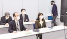 事業復活支援金など支援制度について商工団体と意見を交わす島根県商工労働部の田中麻里部長（右）＝松江市殿町、県庁
