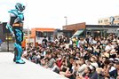 仮面ライダーショーを観賞する親子連れ＝出雲市今市町北本町４丁目、出雲プロジェクト用地