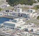中国電力島根原発１号機（奥左）、右は２号機、手前は３号機＝松江市鹿島町片句（中国電力提供）