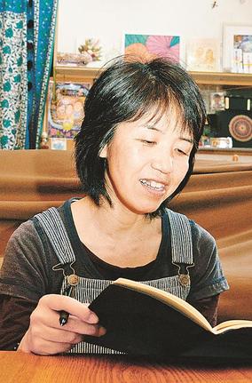 アイデアをメモしたノートを開きながらグループホームの立ち上げに向けた思いを語る永井惠子さん＝松江市東津田町の自宅