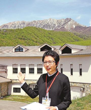富良野自然塾サテライト校を開設予定の奥大山スキー場で、構想を説明する光島宏美さん＝鳥取県江府町御机