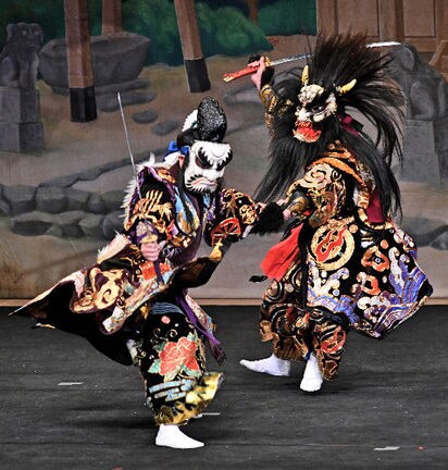 「道返し」を披露する丸茂神楽社中＝益田市美都町都茂、ふれあいホールみと