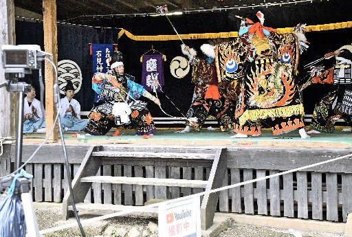 塵輪を舞う「舞濱社中」のメンバー＝浜田市宇野町、宇野八幡宮