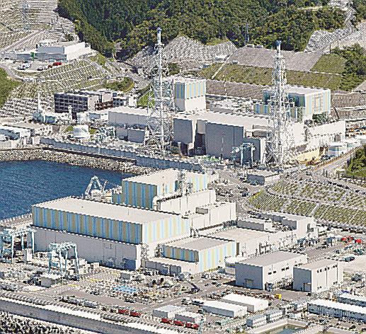 中国電力島根原発１号機（奥左）、右は２号機、手前は３号機＝松江市鹿島町片句（中国電力提供）