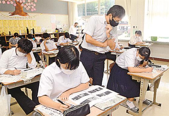 記事を読んで見出しを考える生徒＝島根県津和野町町田、津和野中学校
