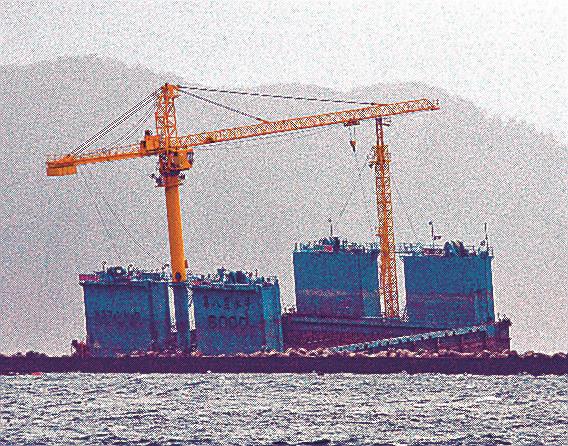 美保湾で強風にあおられ座礁した作業船＝９日午後２時５分、境港市竹内団地