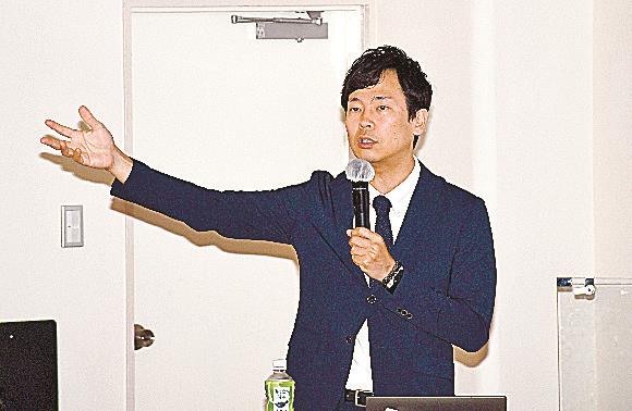 柔軟な発想で島根の未来を考えてほしいと話す吉田健太郎さん＝松江市大輪町、山陰教員研修センター