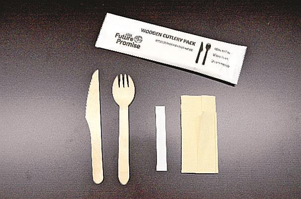 機内食用に採用された木製スポーク、ナイフなどのセット