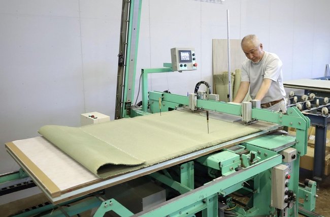 畳の製造工場。職人の手によって日本の伝統が守られている（資料）